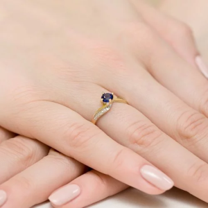 Pierścionek zaręczynowy z Szafirem 0,50ct i Diamentami, białe złoto próby 585. W-0084SZAB